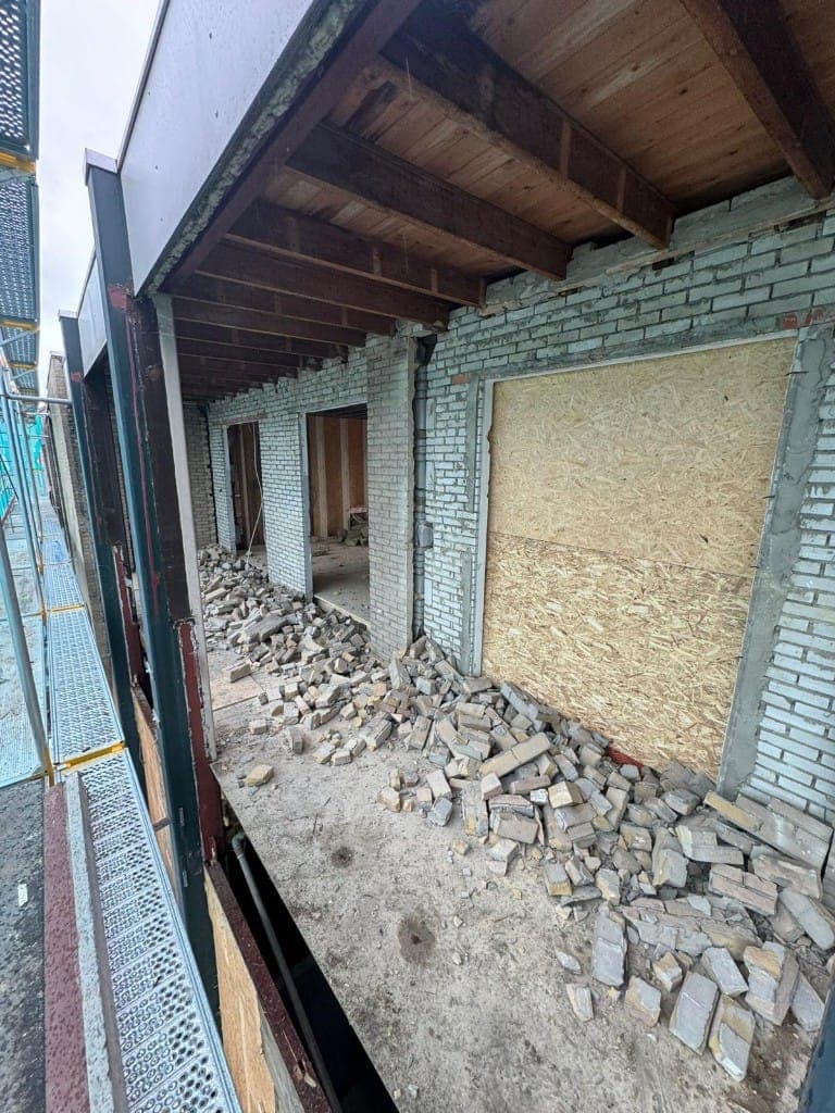 Išardytos senos mūro sienos, perdangos laikomos laikinomis atramomis