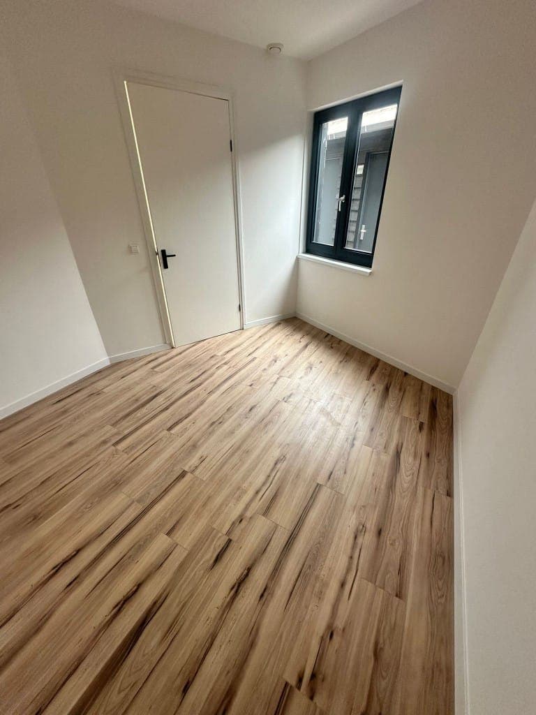 Miegamasis su laminato grindimis