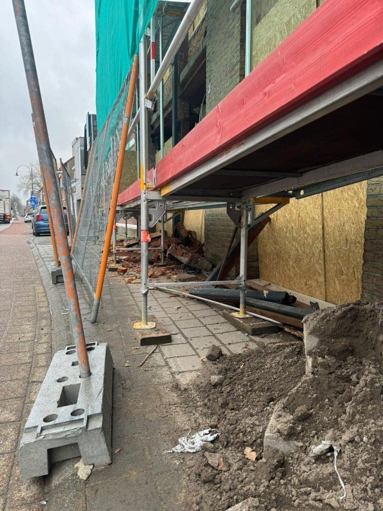 Pastoliai ir apsauginė tvora gatvės pusėje